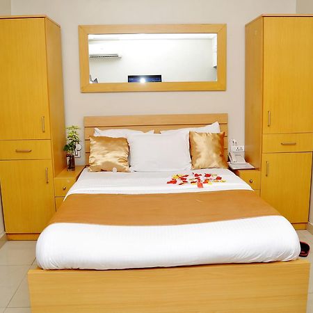 Primal Hotel Isaac John Gra Ikeja Kültér fotó